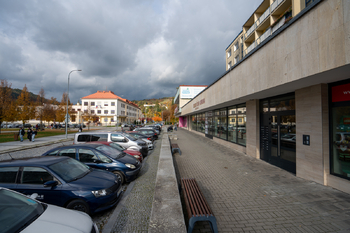 vstup do domu od náměstí - Pronájem bytu 2+1 v družstevním vlastnictví 60 m², Vsetín