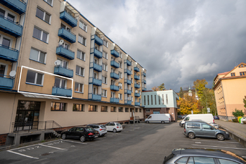 označený byt, zadní strana domu - Pronájem bytu 2+1 v družstevním vlastnictví 60 m², Vsetín