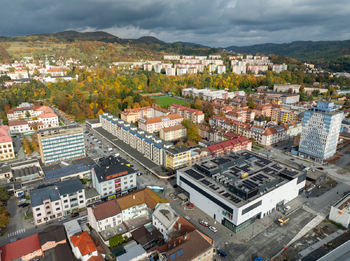 pohled na bytový dům - Pronájem bytu 2+1 v družstevním vlastnictví 60 m², Vsetín
