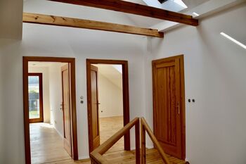 chodba v 2.NP - Prodej domu 280 m², Řepov