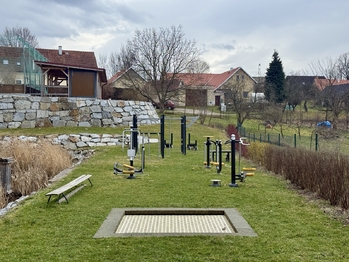 v dochází vzdálenosti je workout hřiště - Prodej domu 95 m², Hůry