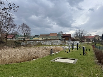 v dochází vzdálenosti je i dětské hřiště - Prodej domu 95 m², Hůry