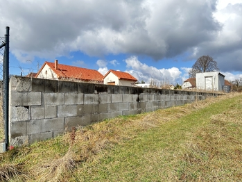 základy plotu - ze tří stran hotovo, čtvrtá volá na stavbu - Prodej pozemku 723 m², Radošovice