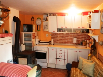 Kuchyňka s teplou vodou. - Prodej chaty / chalupy 76 m², Cheb