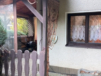 Vstup na pergolu. - Prodej chaty / chalupy 76 m², Cheb