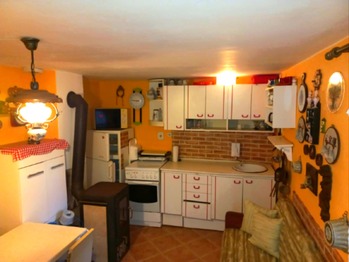 Kuchyňka s krbovými kamny a s teplou vodou. - Prodej chaty / chalupy 76 m², Cheb