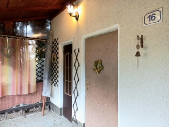 Vstup na WC a do kuchyňky. - Prodej chaty / chalupy 76 m², Cheb