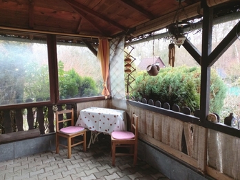 Pod pergolou. - Prodej chaty / chalupy 76 m², Cheb