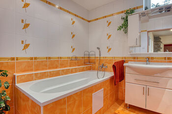 Koupelna 2.NP - Prodej domu 292 m², Praha 9 - Čakovice