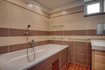 Koupelna 1.NP - Prodej domu 292 m², Praha 9 - Čakovice