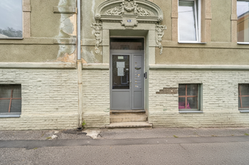 Vchod do budovy - Prodej bytu 2+1 v osobním vlastnictví 82 m², Ústí nad Labem