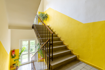 Chodba v domě - Pronájem bytu 2+1 v osobním vlastnictví 62 m², Praha 8 - Kobylisy
