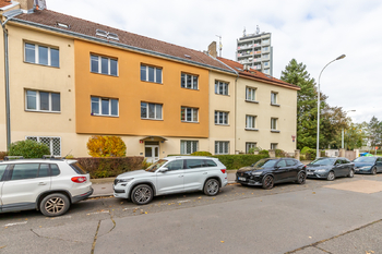 Pohled na dům - Pronájem bytu 2+1 v osobním vlastnictví 62 m², Praha 8 - Kobylisy