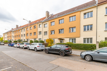 Pohled na dům - Pronájem bytu 2+1 v osobním vlastnictví 62 m², Praha 8 - Kobylisy