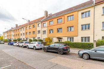 Pohled na dům - Pronájem bytu 2+1 v osobním vlastnictví 62 m², Praha 8 - Kobylisy