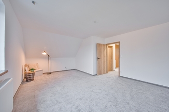 1. pokoj v patře - reálný stav - Prodej domu 164 m², Františkovy Lázně