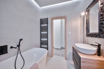 Koupelna v přízení - Prodej domu 164 m², Františkovy Lázně