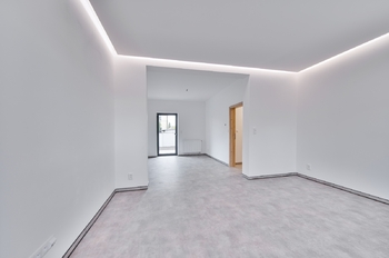 Pohled z obývacího pokoje do kuchyně - reálný stav - Prodej domu 164 m², Františkovy Lázně