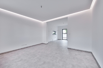 Pohled z obývacího pokoje do kuchyně - reálný stav - Prodej domu 164 m², Františkovy Lázně