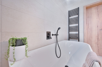 Koupelna v přízemí - Prodej domu 164 m², Františkovy Lázně