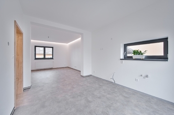 Pohled z kuchyně do obývacího pokoje - reálný stav - Prodej domu 164 m², Františkovy Lázně