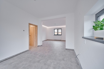 Pohled z kuchyně do obývacího pokoje - reálný stav - Prodej domu 164 m², Františkovy Lázně