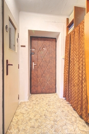 předsíň - Prodej bytu 1+1 v osobním vlastnictví 32 m², Kladno