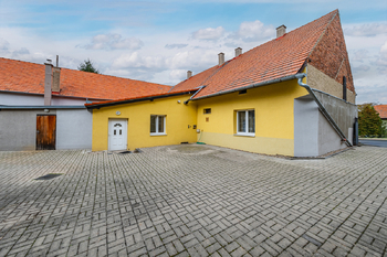 Prodej nájemního domu 670 m², Zbrašín