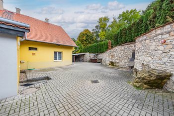 Prodej domu 670 m², Zbrašín