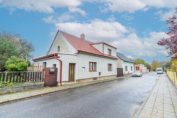 Pohled na dům - Prodej domu 132 m², Dobříň 