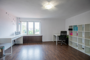Pokoj v patře - Prodej domu 132 m², Dobříň