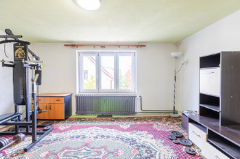 Pokoj v patře - Prodej domu 132 m², Dobříň