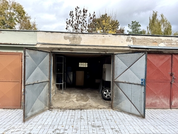 Garáž - Prodej domu 132 m², Dobříň