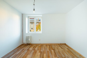 obvací pokoj s krbem  - Prodej bytu 2+kk v osobním vlastnictví 40 m², Jeseník