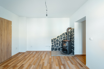 obývací pokoj s krbem  - Prodej bytu 2+kk v osobním vlastnictví 40 m², Jeseník