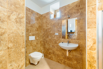 toaleta s umyvadlem  - Prodej bytu 2+kk v osobním vlastnictví 40 m², Jeseník