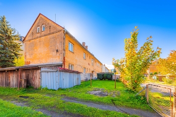 předzahrádka u domu  - Prodej bytu 2+kk v osobním vlastnictví 40 m², Jeseník
