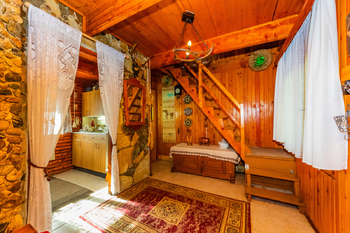 5. Předsíň, vlevo kuchyně a schody do patra - Prodej chaty / chalupy 85 m², Zbiroh