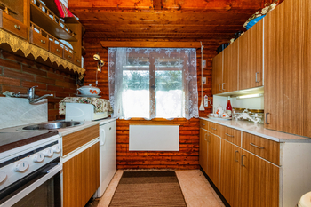 6. Kuchyně v přízemí - Prodej chaty / chalupy 85 m², Zbiroh
