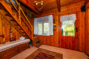 7. Předsíň a schody do patra - Prodej chaty / chalupy 85 m², Zbiroh
