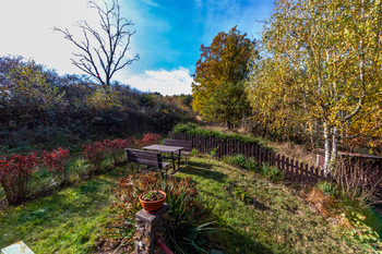 19. Posezení před chatou - Prodej chaty / chalupy 85 m², Zbiroh