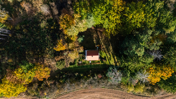 22. Pohled na chatu z ptačí perspektivy - Prodej chaty / chalupy 85 m², Zbiroh
