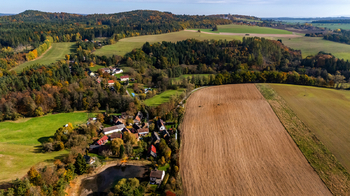 26. Obec Chotětín a v dáli Zbiroh z ptačí perspektivy - Prodej chaty / chalupy 85 m², Zbiroh