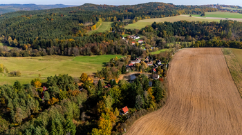 27. Obec Chotětín a v dáli Zbiroh z ptačí perspektivy - Prodej chaty / chalupy 85 m², Zbiroh