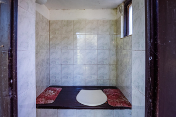 16. Samostatná toaleta v suterénu chaty - Prodej chaty / chalupy 85 m², Zbiroh