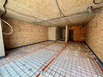 Společný prosto před vinný sklepem pro posezení - Prodej bytu 2+kk v osobním vlastnictví 73 m², Mikulov