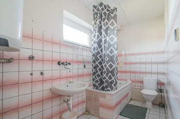 koupelna - Prodej domu 264 m², Roztoky
