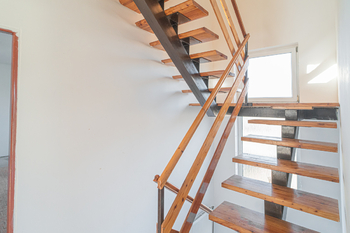 schodiště na půdu - Prodej domu 264 m², Roztoky