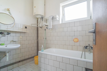 koupelna - Prodej domu 264 m², Roztoky