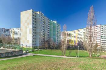 Dům je umístěný v klidném vnitrobloku - Pronájem bytu 2+kk v osobním vlastnictví 43 m², Praha 5 - Stodůlky